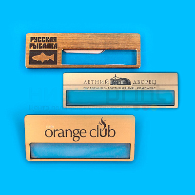 Значке на златној пластици са прозором